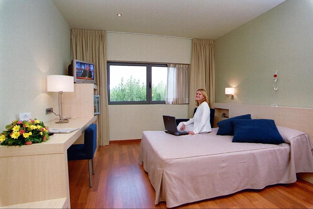 莱斯托雷斯酒店 圣埃斯特韦·塞斯罗维尔 客房 照片
